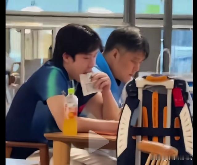 头哥机场吃早餐。今天起一大早就起身返回北京，在机场吃个早餐。陪他一起用餐的是主管