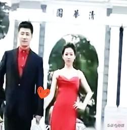 刷到张雪峰这张结婚照，
第一眼是羡慕，再看一眼，心里咯噔一下。30岁的张雪峰，2