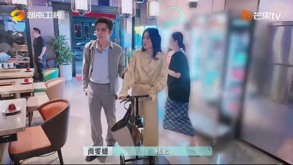 黄晓明背尚雯婕上楼尚雯婕崴脚上不了楼梯，黄晓明立马察觉要背她。尚姐还担心自己太重