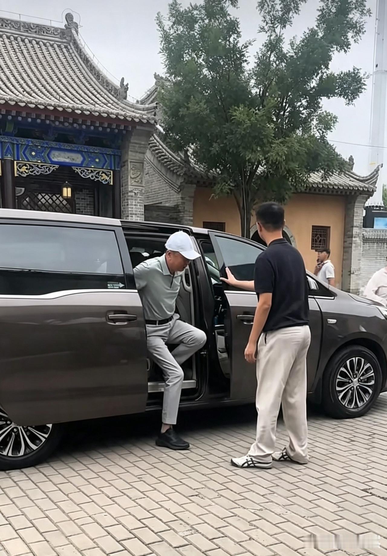 冯巩老师刚下车，就有人喊:主席好，明显是认错人了，冯巩老师什么时候在工会干过啊，