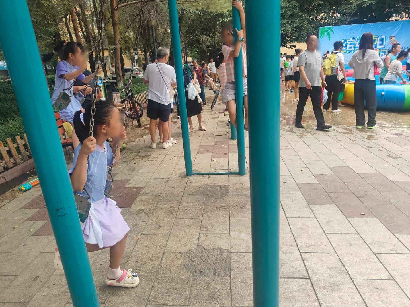 院子小朋友都在玩水我家这个玩荡秋千泳衣穿着也不进去