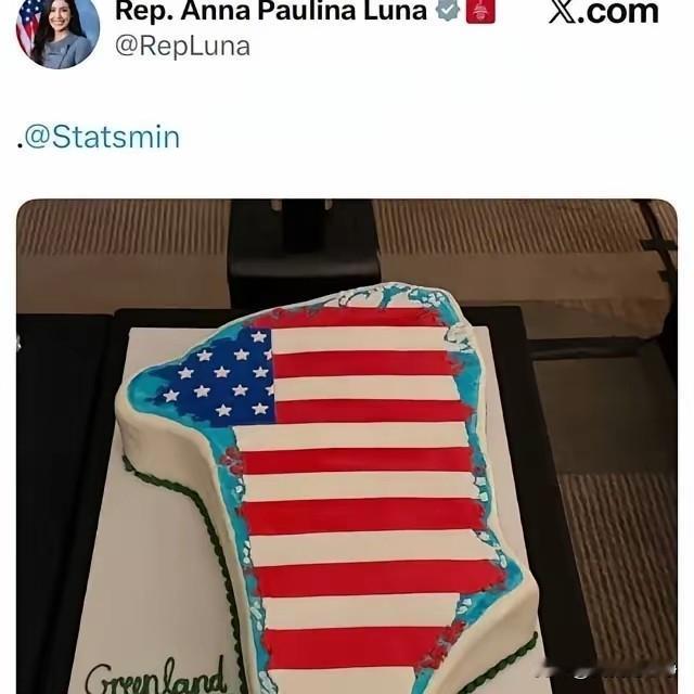 为了庆祝特朗普上任一周年。
白宫的工作人员们专门定制了一个格陵兰岛形状的蛋糕。