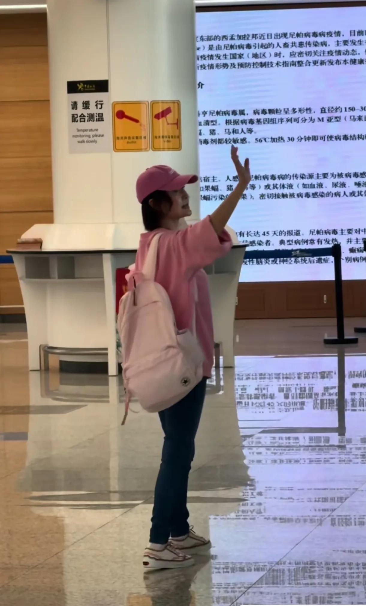 潘迎紫这身材打扮，精气神，任何角度都看不出像一个快80岁的老人。
化妆品只能保养