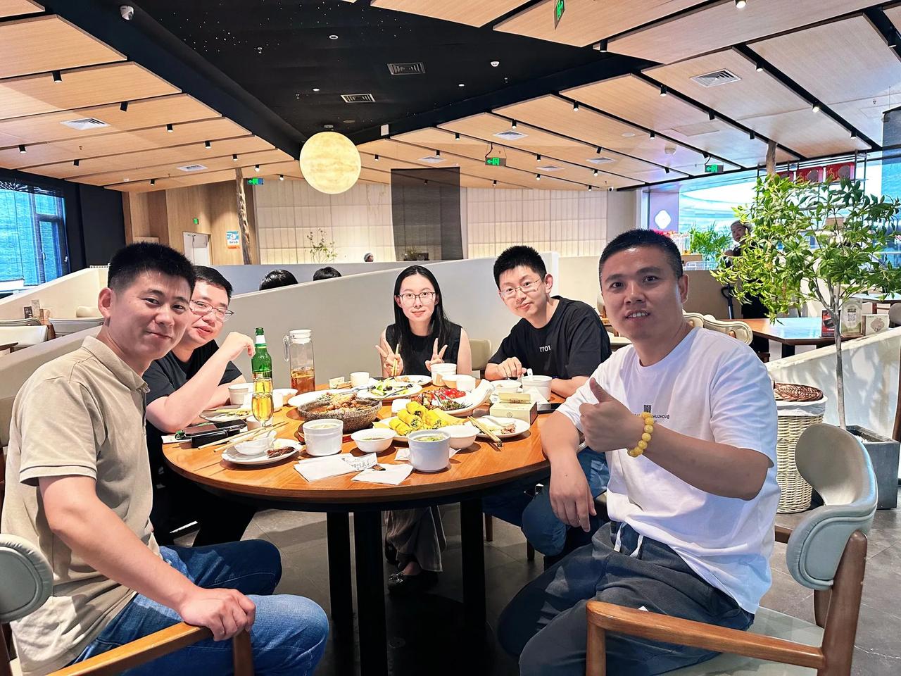 毕业十几年了，一直保持着聚会的习惯，大学舍友的感情，真的好纯粹[玫瑰]