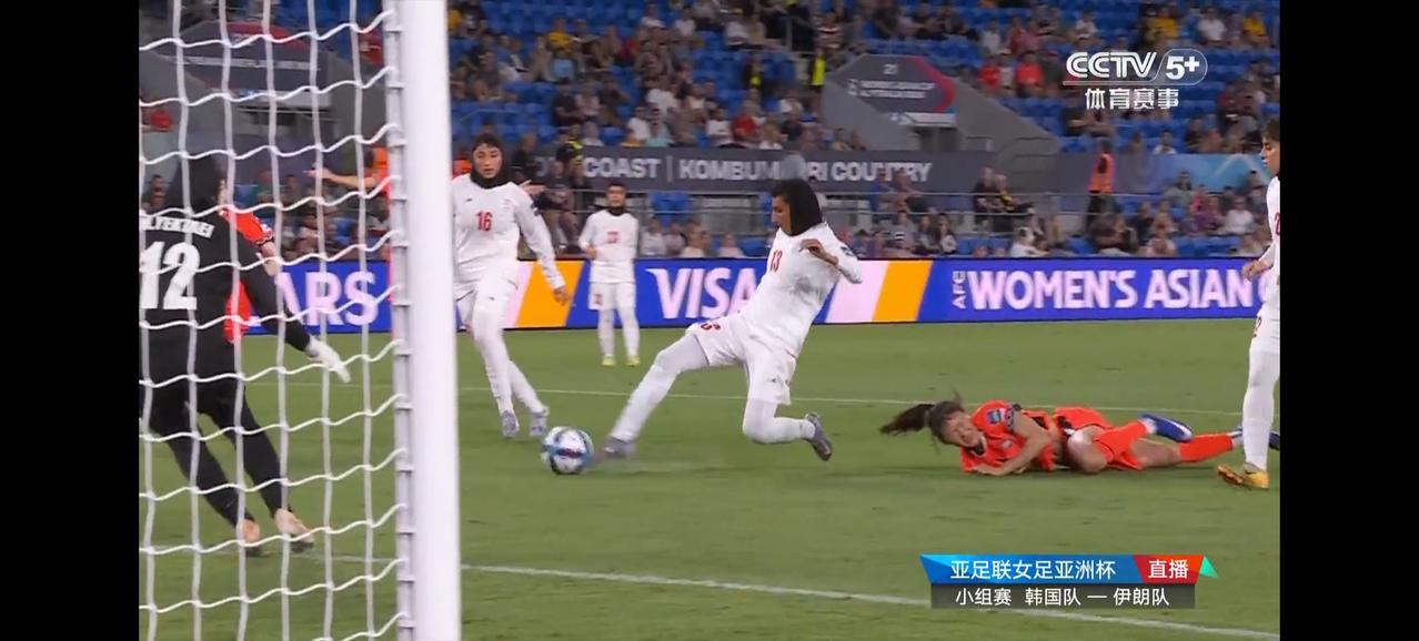 伊朗女足的球员真的不容易啊！国家在打仗，她们还要踢球[捂脸]不过对于她们来说，也