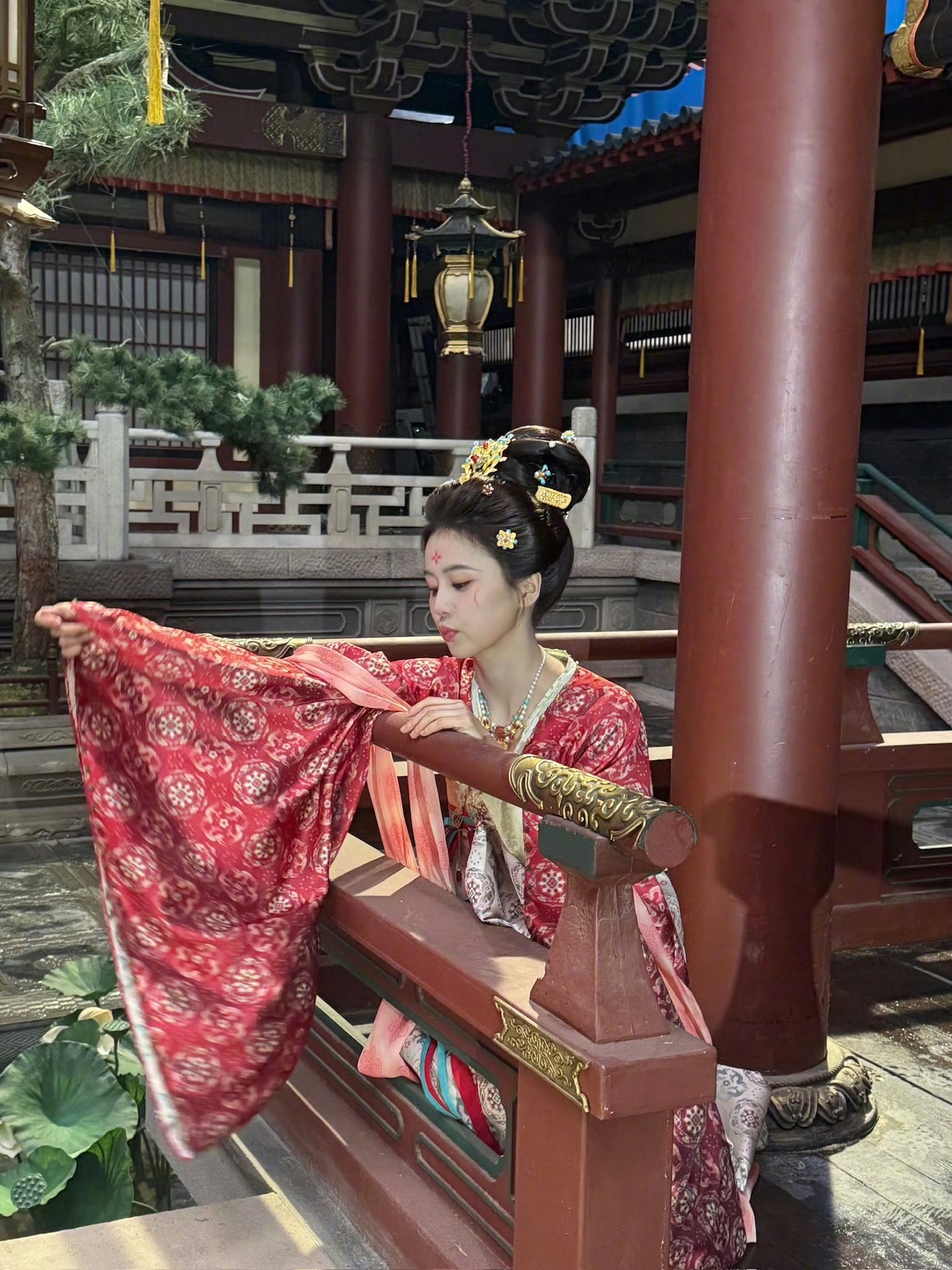白鹿剧宣睡过头了这个圆圆的脑袋，好可爱啊 