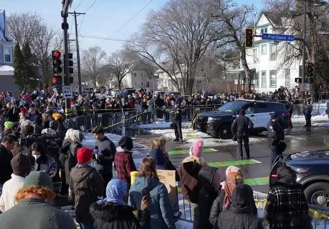 美国ICE特工枪杀无辜母亲，明州州长怒斥：这是政治宣传！
 
2026年1月7日