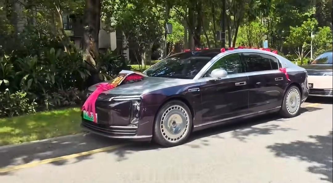 这接亲车队真豪华，两辆尊界S800当头车，后面都是问界M9 ​​​