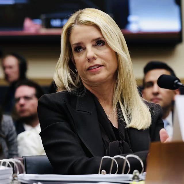 新闻快讯——邦迪称爱泼斯坦文件已全部公开 遭多方批评
 
据BBC报道，美国司法