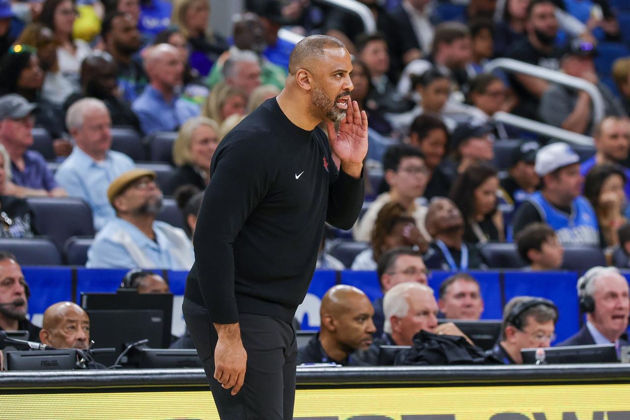 火箭半场59:50领先太阳，从整体性而言，火箭的进攻开发显得非常零碎，特别是申京