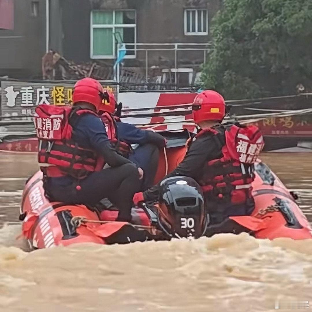 福建莆田多地发生积涝后现状目前，莆田市多个区县从防抗台风暴雨转向恢复生产生活秩序