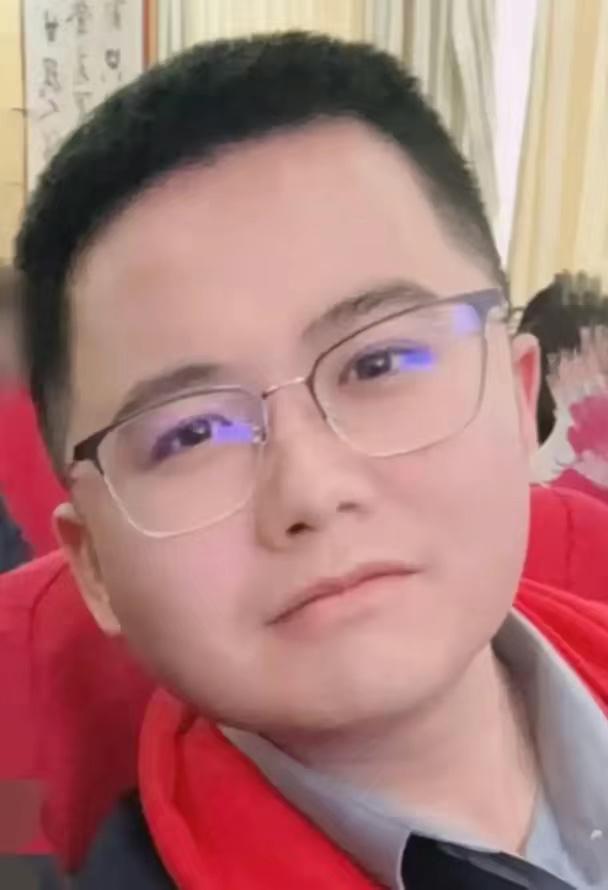 内蒙古鄂尔多斯30岁语文老师金向东坠亡，

遗言“我不会演戏”，看得人心里发堵。