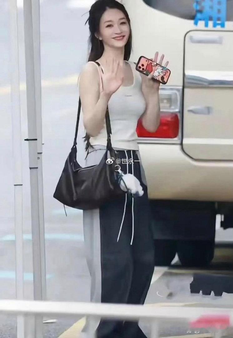 50岁李小冉奔赴浪姐舞台，简约吊带尽显好身姿，气质绝佳风采不减当年。 