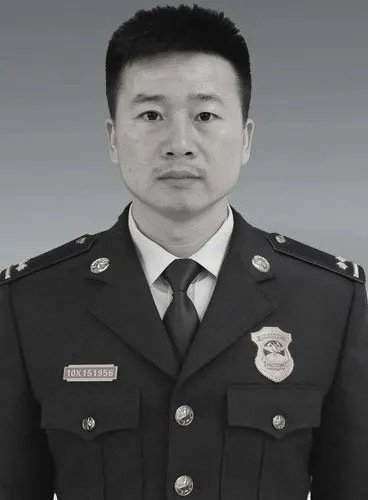 今天是三位烈士的生日，希望大家能记住。 