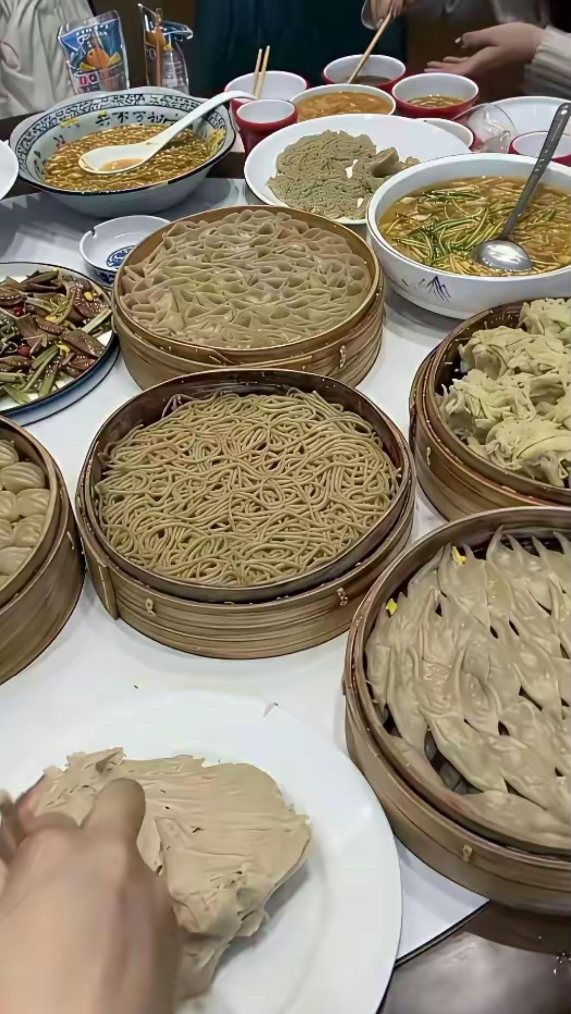 【@头条逗趣小鲁班】哪位懂行的朋友说一下，这桌菜是哪里的？