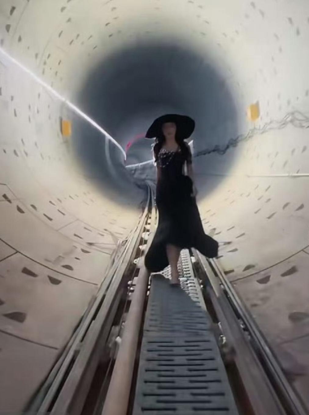  深圳地铁通报！
女子隧道拍“氛围感大片”，
竟是私联内部人员违规闯入？
通报显