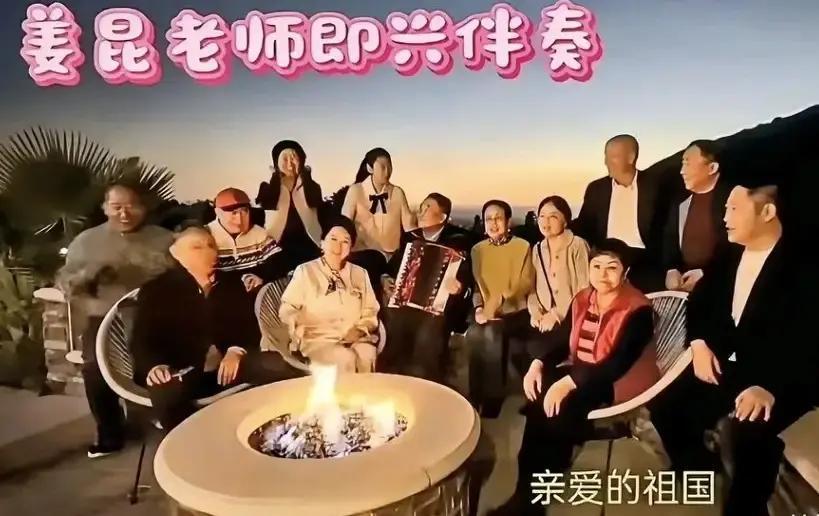 别再猜了，姜昆的“爱国”和你的“爱国”，从来就不是一回事。
 
你看到他在春晚高