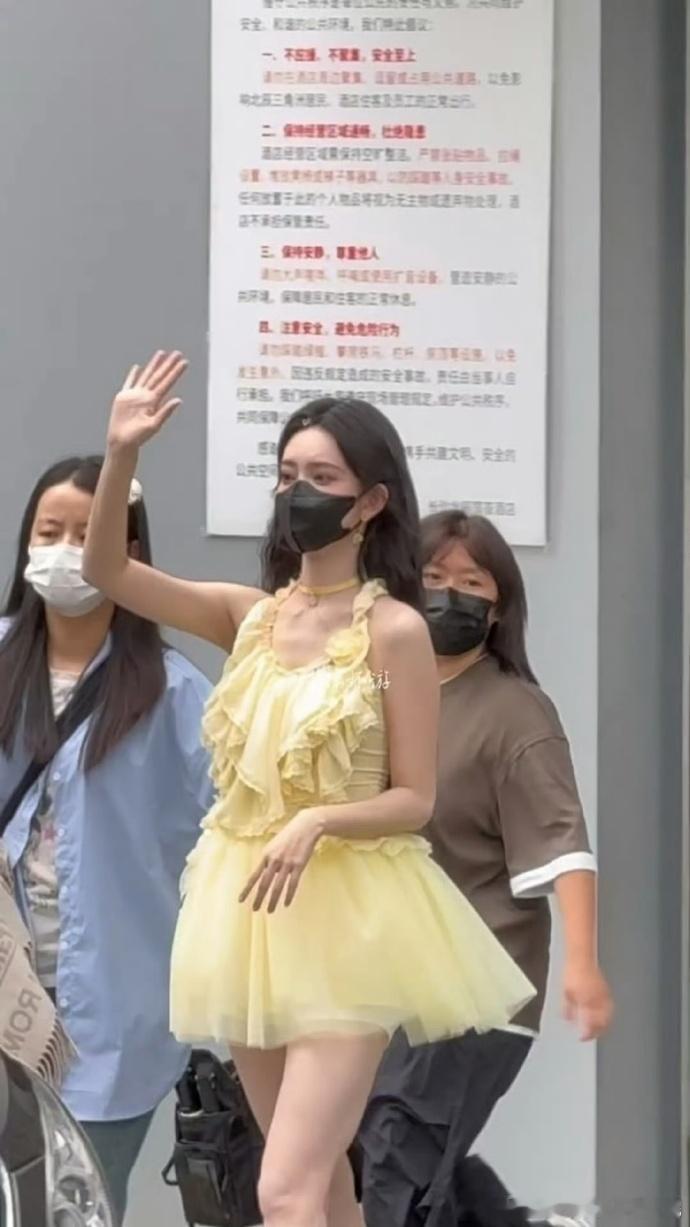 今日份仙女已上线！孟子义身着黄色蓬蓬纱裙现身 hi6 上班，明媚色彩与蓬松裙摆，