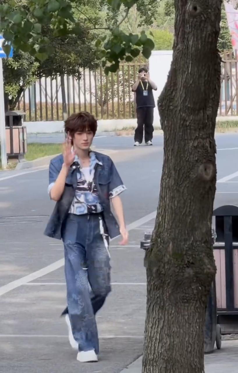 宋亚轩牛仔套装路透 卷毛+牛仔套装，这身搭配太适合小宋了，又干净又有少年气！《国