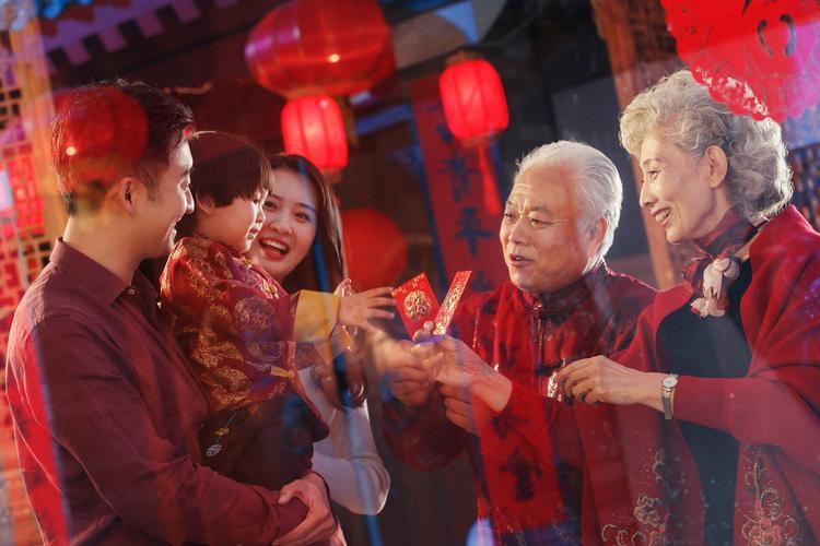 小时候过年，盼的是新衣裳和压岁钱；长大后过年，盼的是什么？其实就盼那顿哪怕挤破头