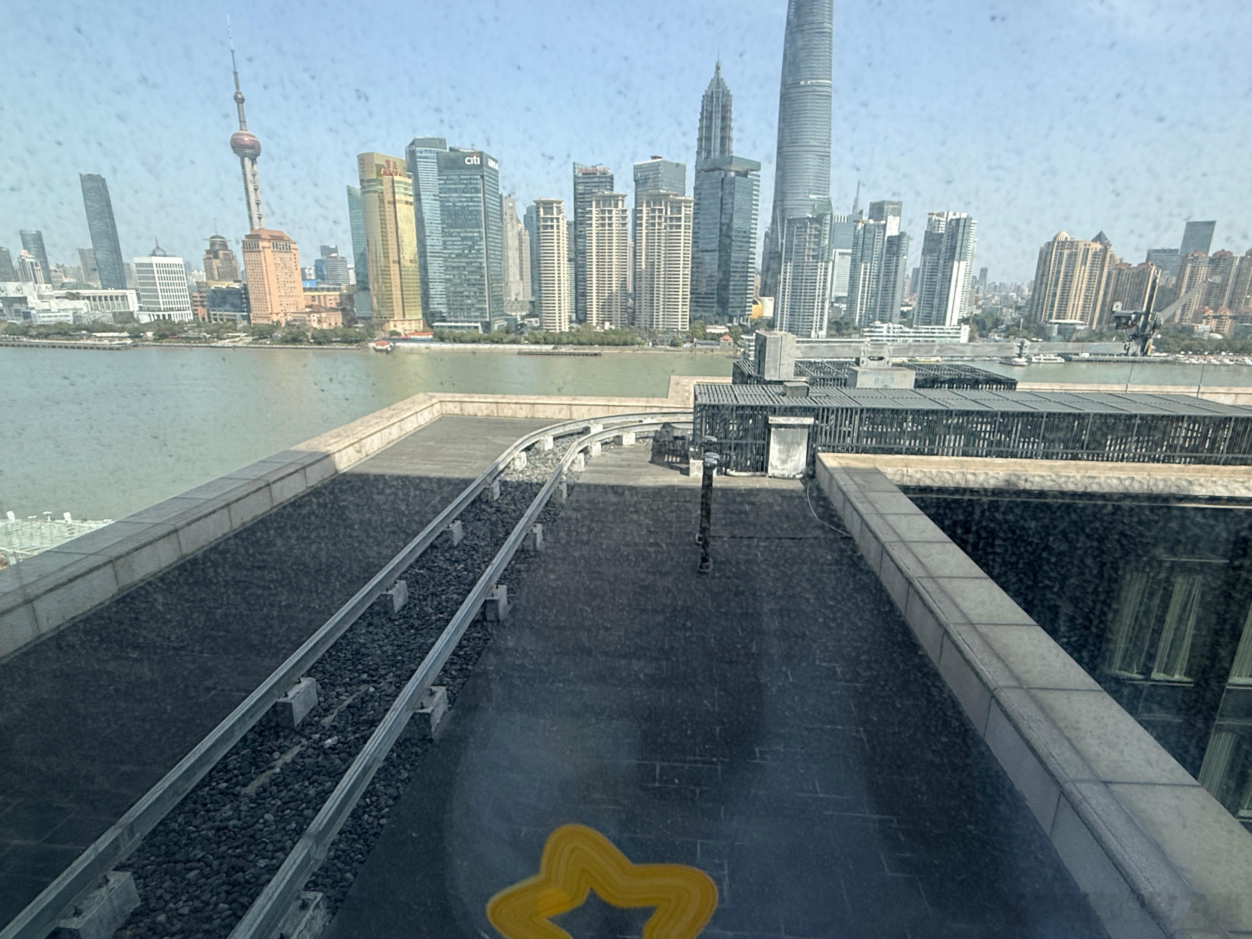 我考考你们，酒店楼顶上的铁轨是干什么用的？每日科普涨知识﻿ ﻿