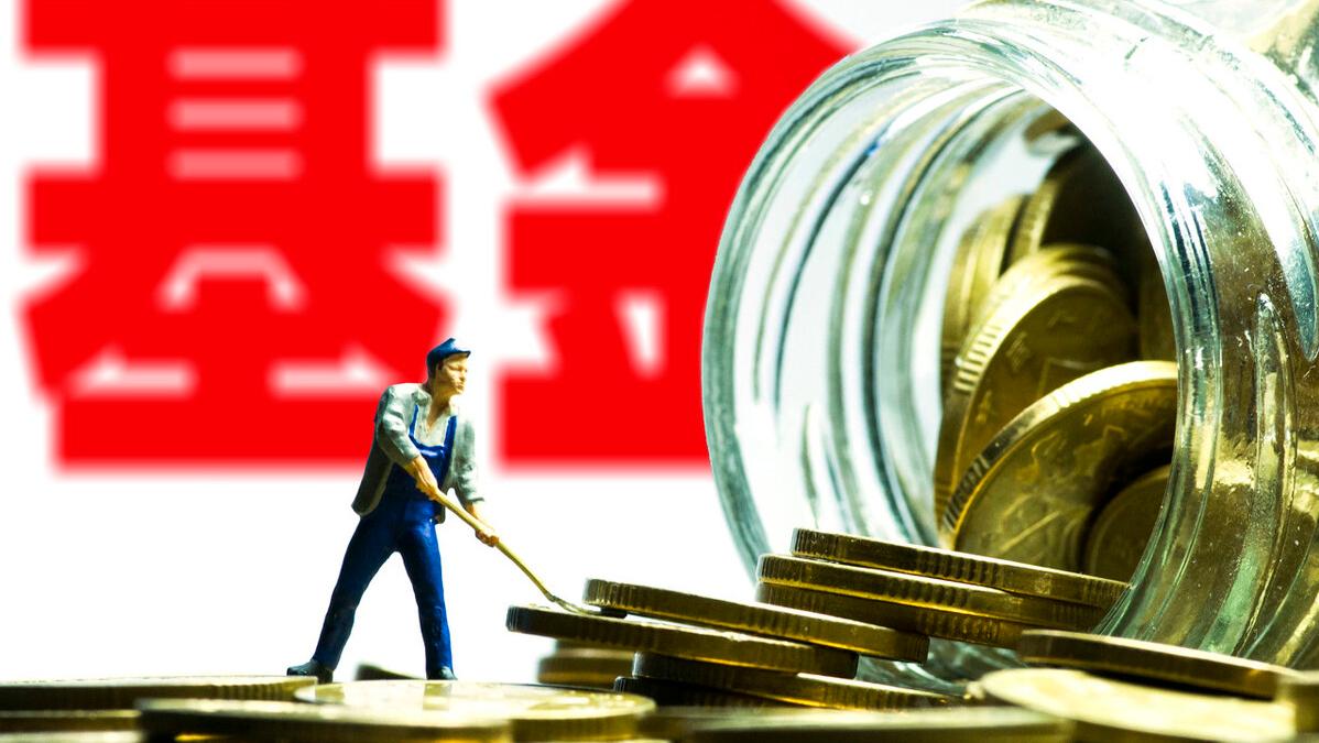炒股与投基的区别
       炒股与投基差异明显。炒股是直接在股市买卖股票，需