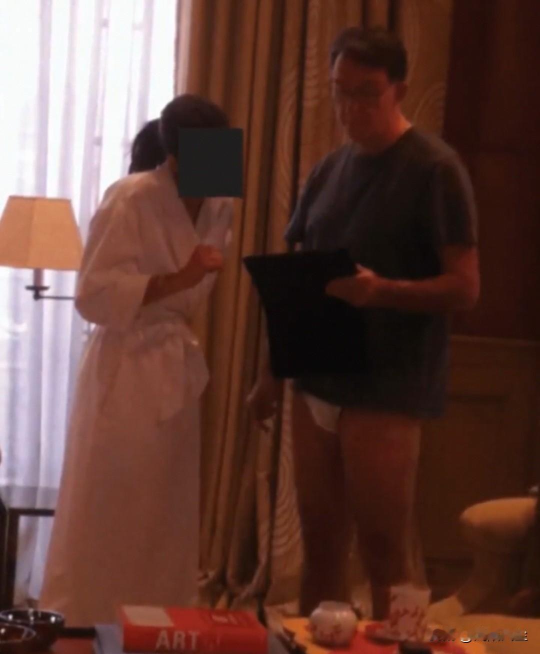 英国天空新闻确认，彼得·曼德尔森穿着内衣的照片是在杰弗里·爱泼斯坦位于巴黎的公寓