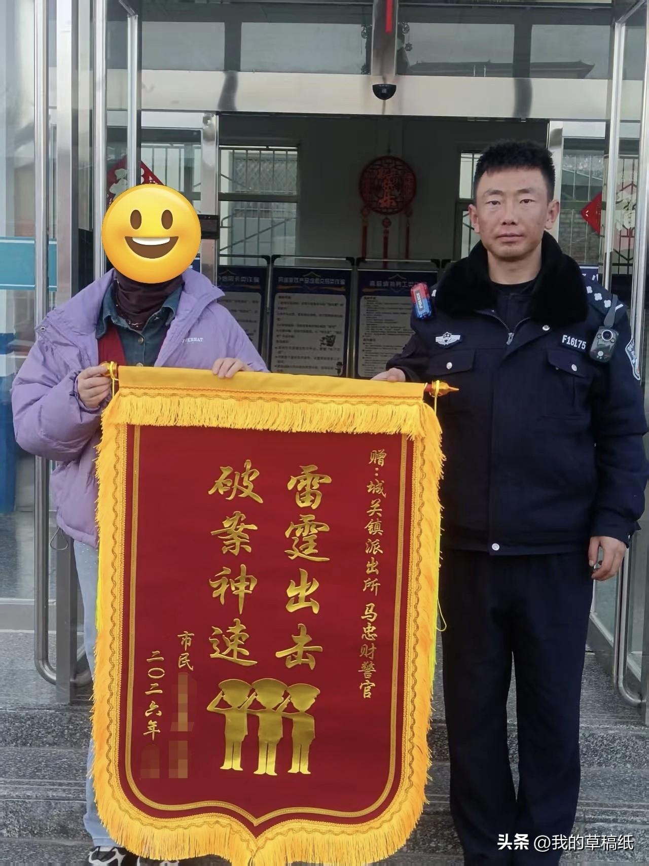 西宁这位女子真倒霉，车停得好好的被划了，人跑了，是不是只能自认倒霉掏钱修车？
