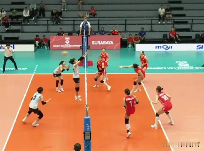 【U21女排世锦赛，中国队-韩国队，第一局中国队25-21】
第一局，中国队慢热