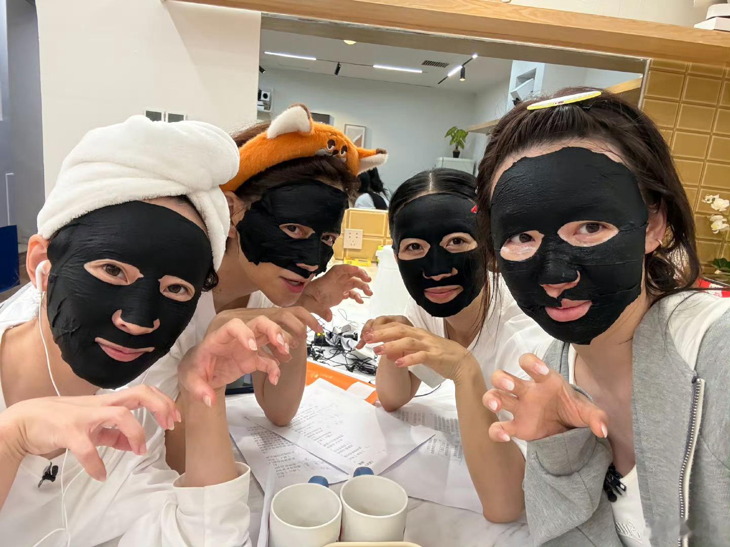 谢楠已背词背到脸黑谢楠姐姐组备战二公精神状态确实很美丽呢，背词背到脸黑？只看到了