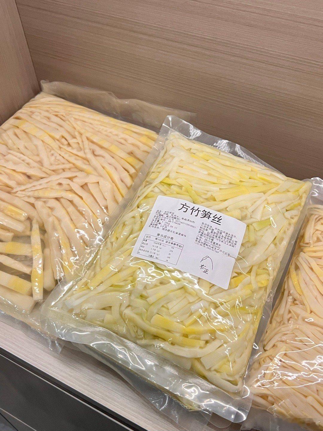 到宜宾看了一家非常大规模的食品厂，发现了一个华点[酷]如果你说前三张是预制菜好像