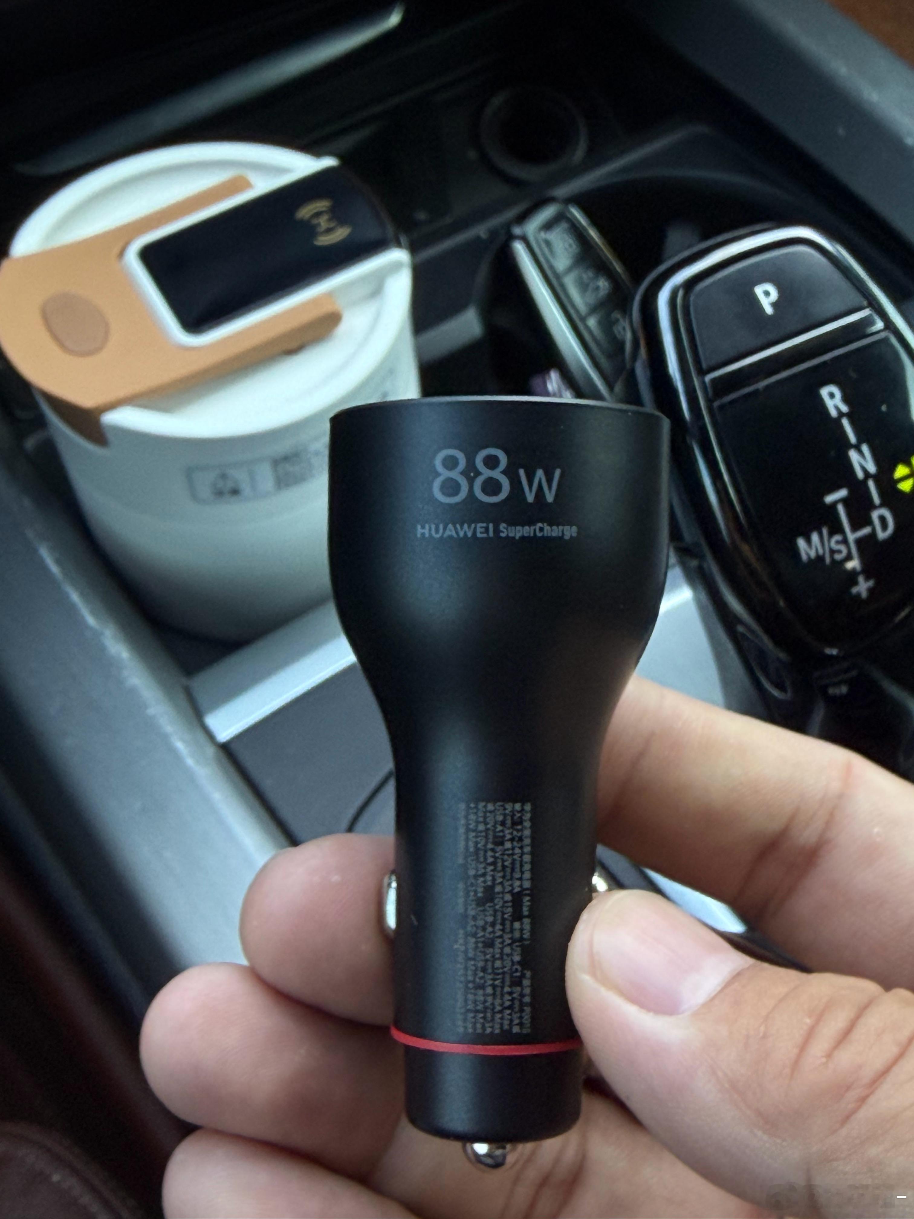 弄了个华为88W的车载充电器这玩意效率太高了，昨晚忘充电，大概剩30%左右上车插