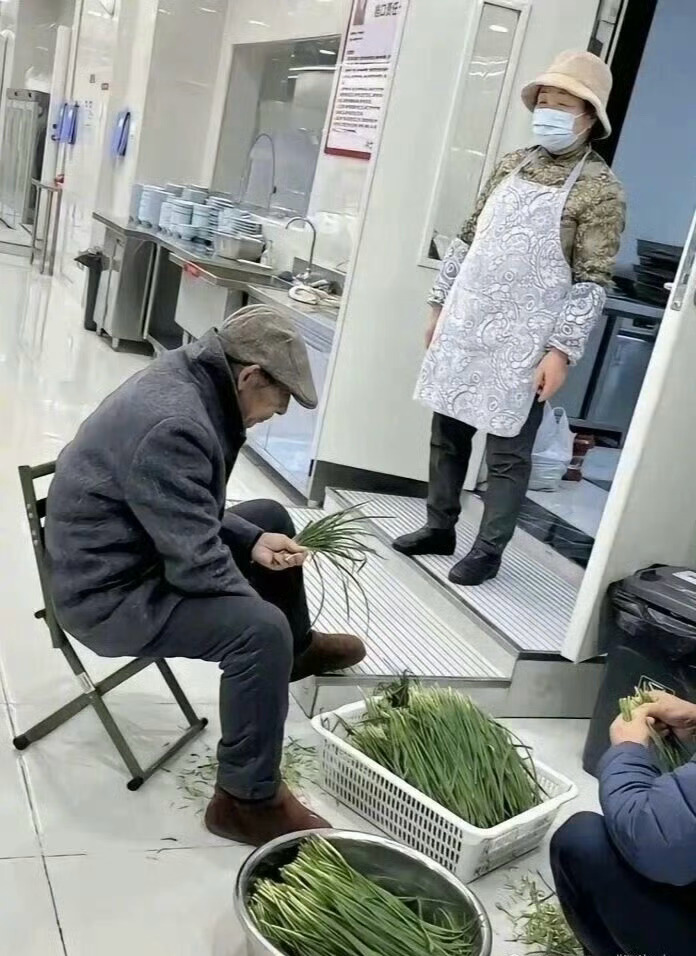 刘强东父母现身京东食堂做饭看到很多人说：儿子这么有钱不知道好好享受、旅游，没苦硬