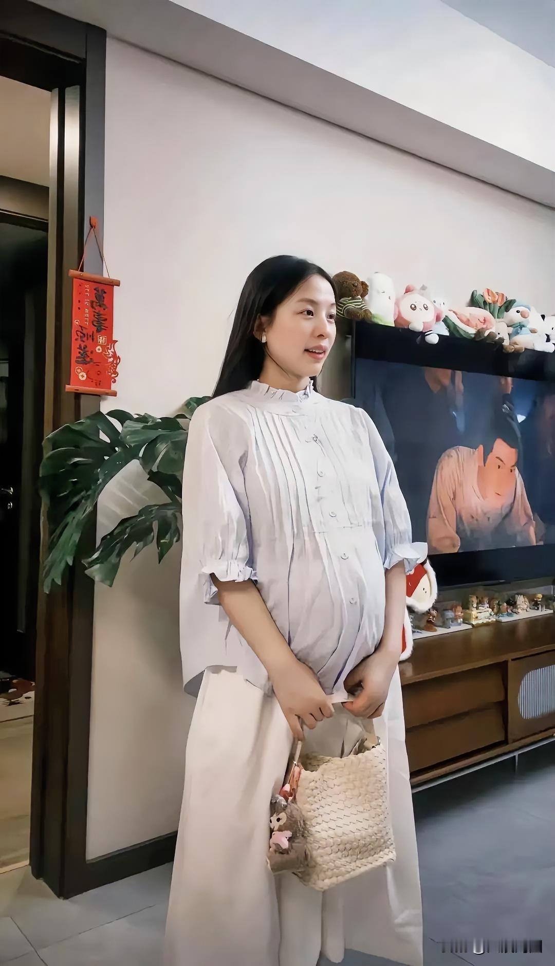 孕期的温柔时光，与毛绒玩具相伴的温馨瞬间。