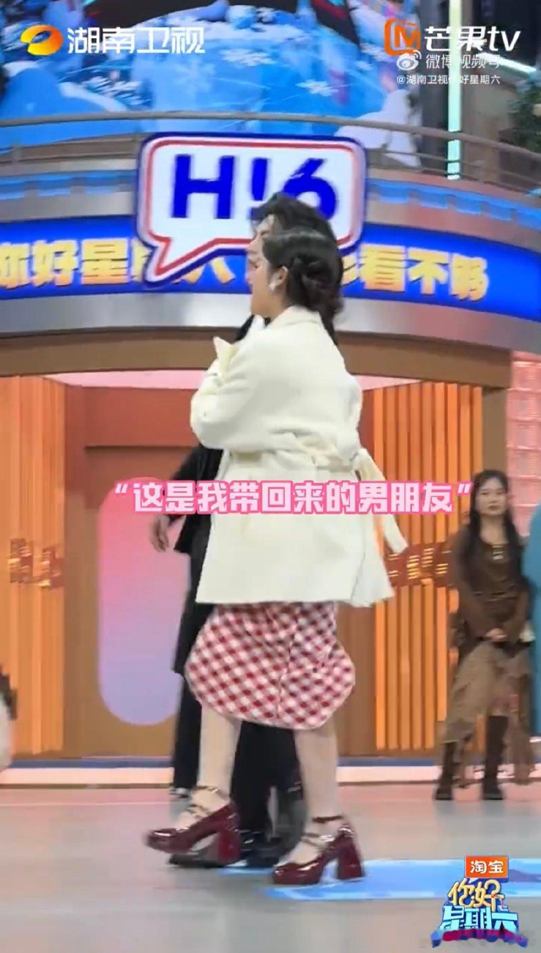 沈月夸王鹤棣好man你好星期六 月月活泼可爱，互动时状态超棒 