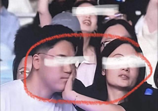 萧敬腾闭眼唱歌，睁眼看到台下一对情侣“没在听”