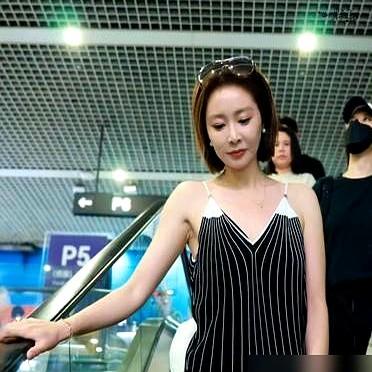 高叶在机场穿了件露背装，评论区就炸了。

前脚刚夸完她穿卡其套装配高马尾，又飒又