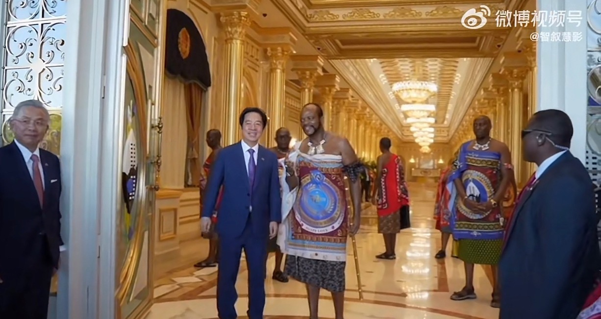 他是怎么去的呢？原来是他自己去不成，他偷偷地让史瓦帝的专机去接他的，这次他没有向