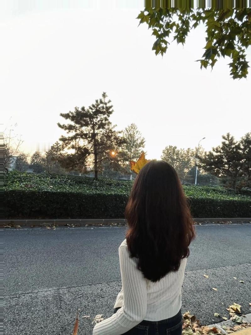 婚姻里喜欢和适合哪个更重要？这真是个让人纠结的问题。
起初和喜欢的人在一起，那感