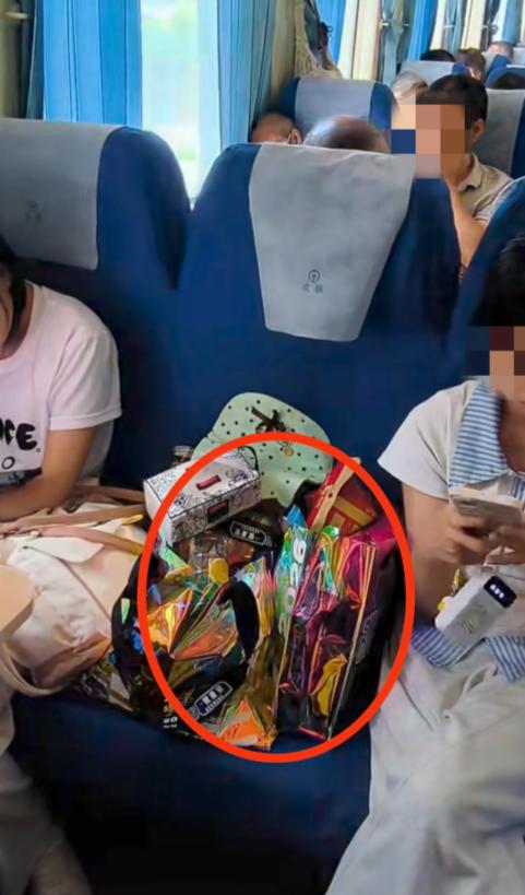 两个小姑娘坐火车出行，买了3张票，其中一个座位用来放零食，一个站票阿姨想坐中间这