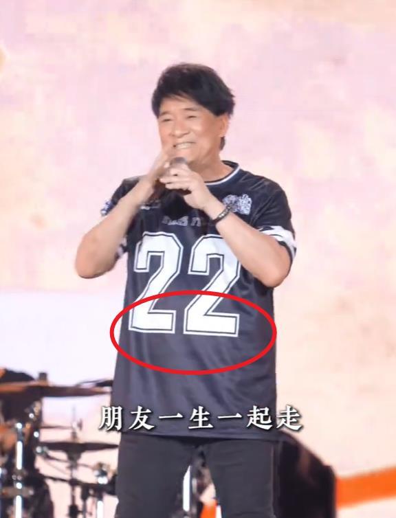 周华健肚子 63岁周华健在演唱上身材走样，大肚子撑起了衣服。网友称时间是一把杀猪