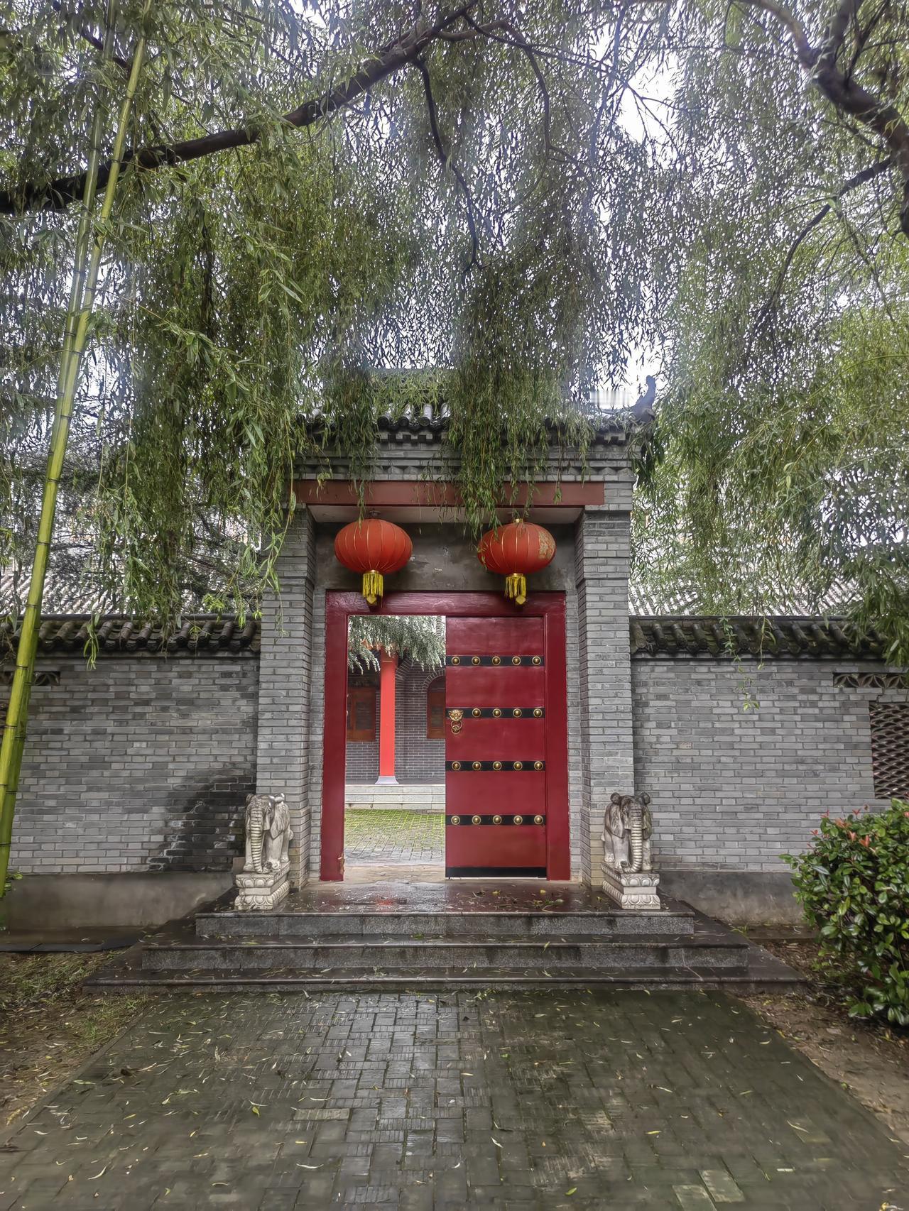 我从北京回来，已经是早上八点多了，在火车站门口，有接站的出租车，好几个司机在揽客