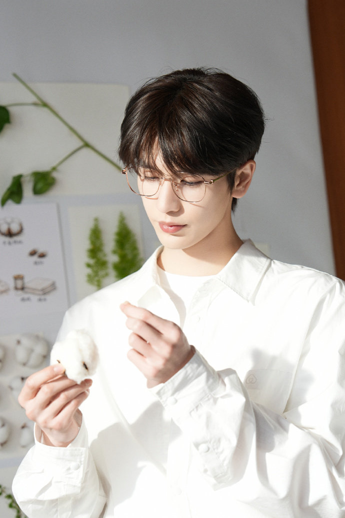 张凌赫纯棉质感居家男友 张凌赫静享自在时光 张凌赫静享自在时光，张凌赫纯棉质感居