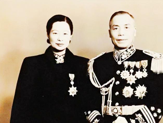 1966年，27岁的胡友松发现生理期没正常来，便问75岁的丈夫李宗仁怎么办。谁料