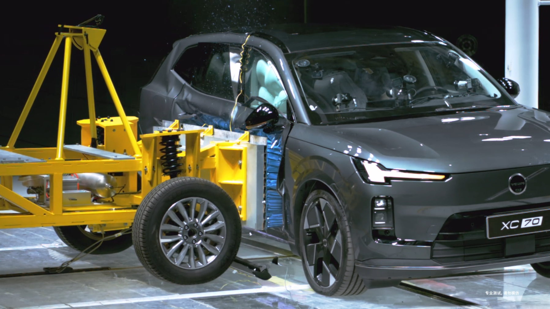 XC70被连续撞击三次会怎样 这次沃尔沃XC70确实够硬核，XC70这次连续三次