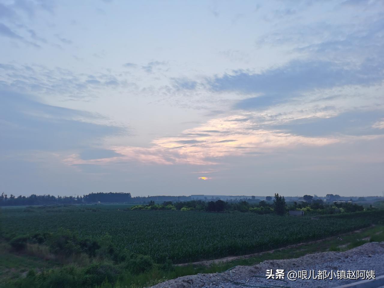 农村满月流水席
昨天我去参加亲戚家孩子的满月宴，不是酒店，是农村的流动大棚，外面