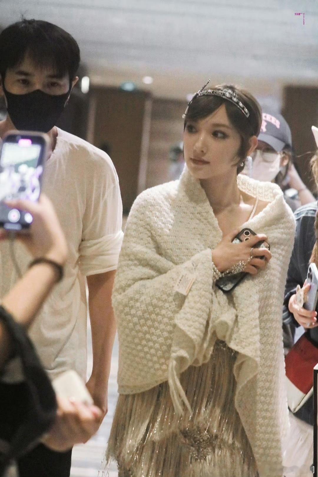 #程潇cos黛西#程潇在乐华年会化身黛西，可爱俏皮。精致造型与高还原度，让人眼前