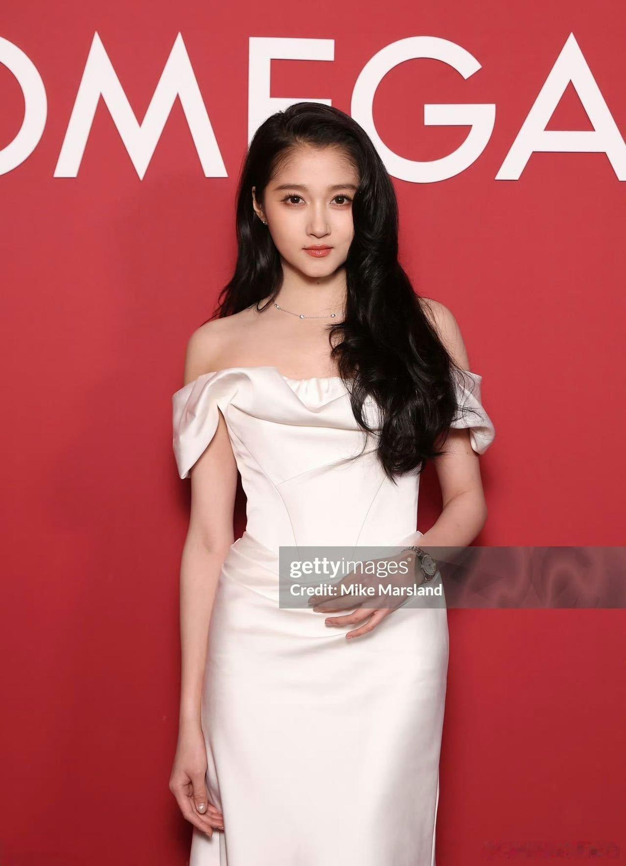 g社关晓彤生图 关晓彤米兰活动生图抗打！和外国媒体对话从容不迫，颜值状态双在线，