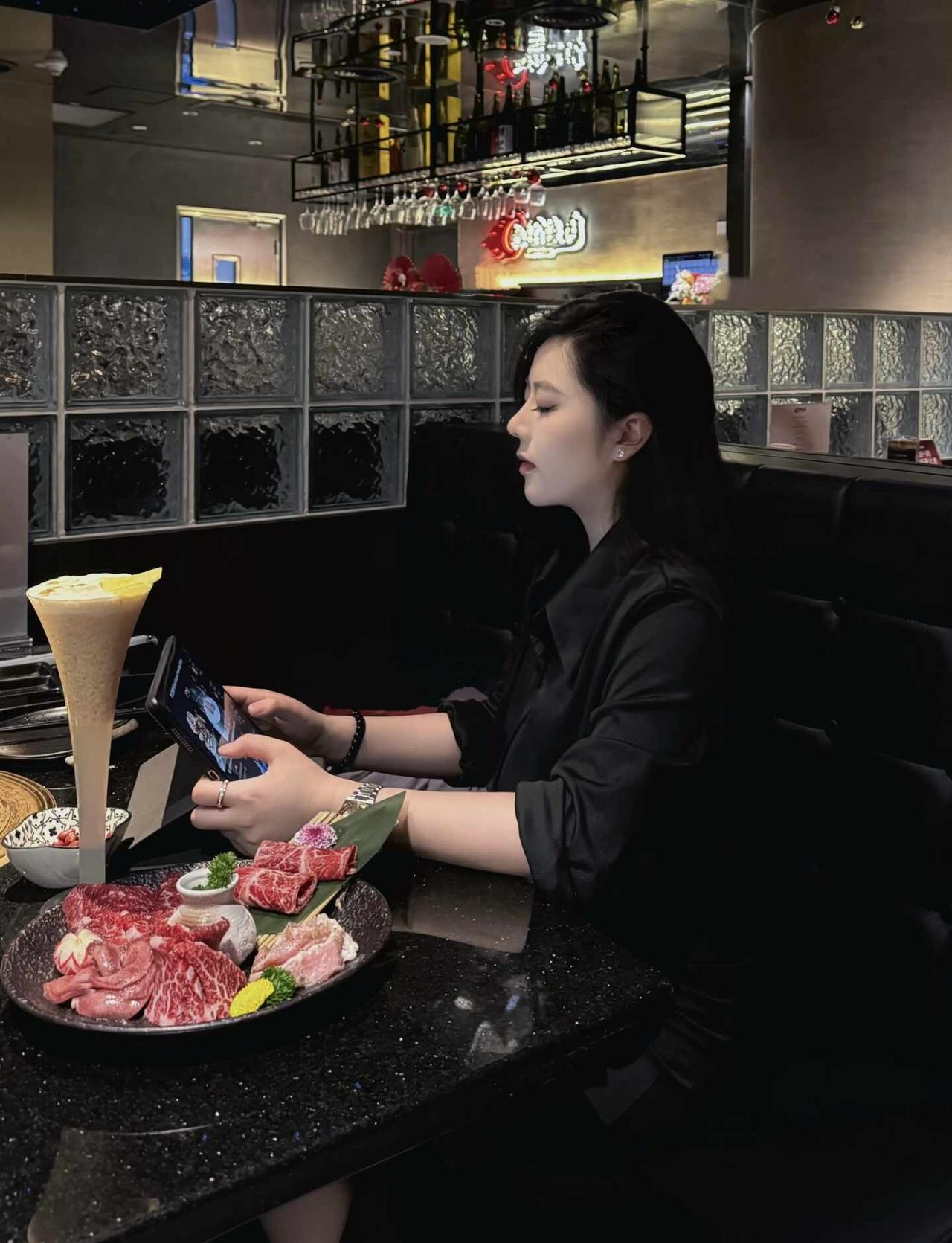 一口沦陷 星空顶烧肉店
烈焰纯血和牛烧肉
黑金轻奢环境 星空顶氛围感拉满
M9纯