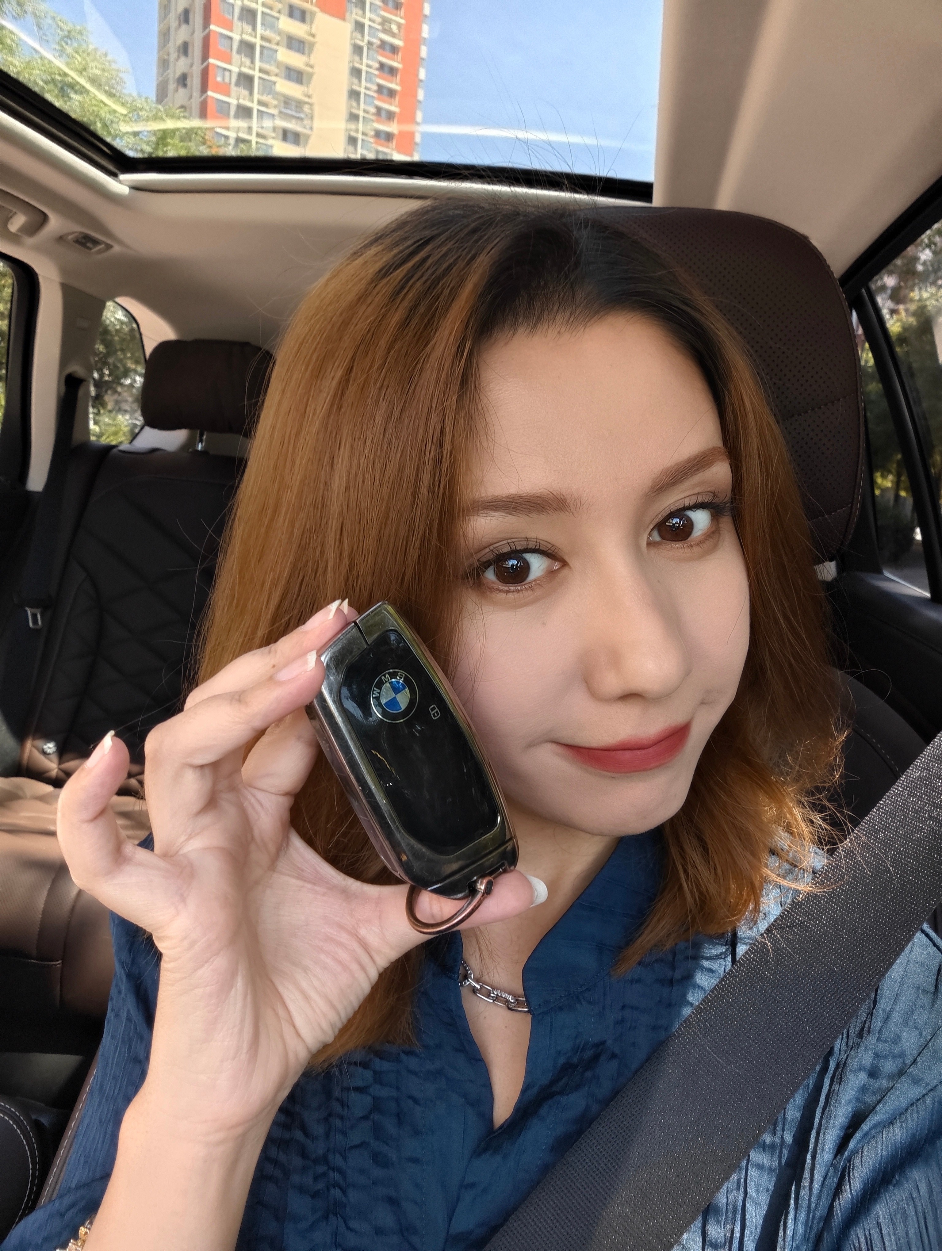 这车钥匙真的好大啊，快顶我半张脸了，装兜里也怪沉的，怪不得现在大家都喜欢手机钥匙